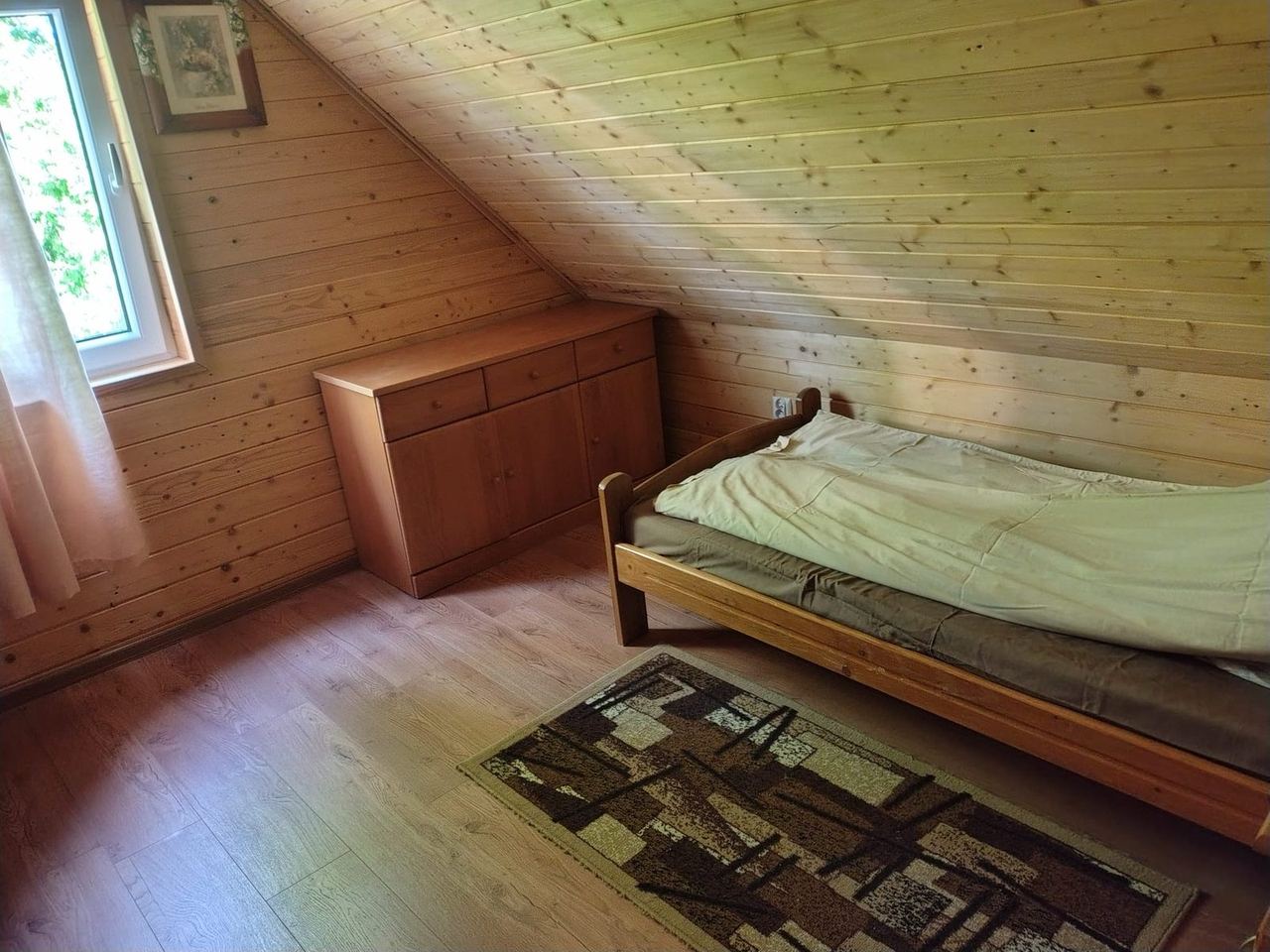 Jasna sypialnia na poddaszu